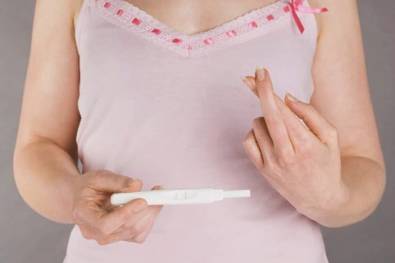 Женщина с тестом на беременность