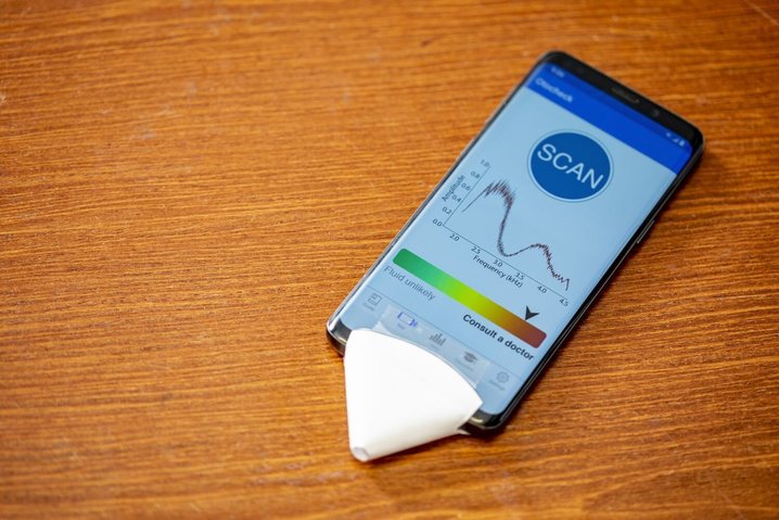 Телефон с запущенным приложением, позволяющим диагностировать наличие ушной инфекции