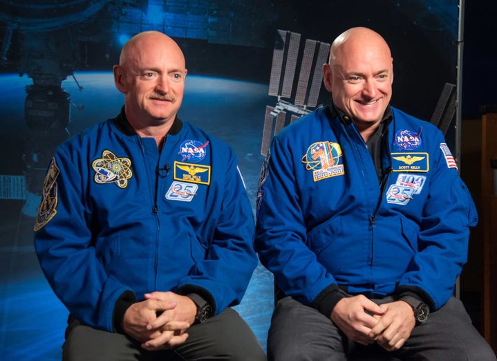 Астронавт Скотт (справа) и его брат-близнец Марк Келли, участники исследования Twin Study, проводимое NASA